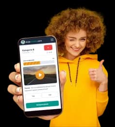 dziewczyna korzystająca z aplikacji mojeprawko