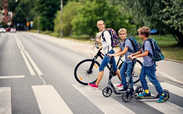 Zakaz jazdy dla dzieci poniżej 13 lat hulajnogami 