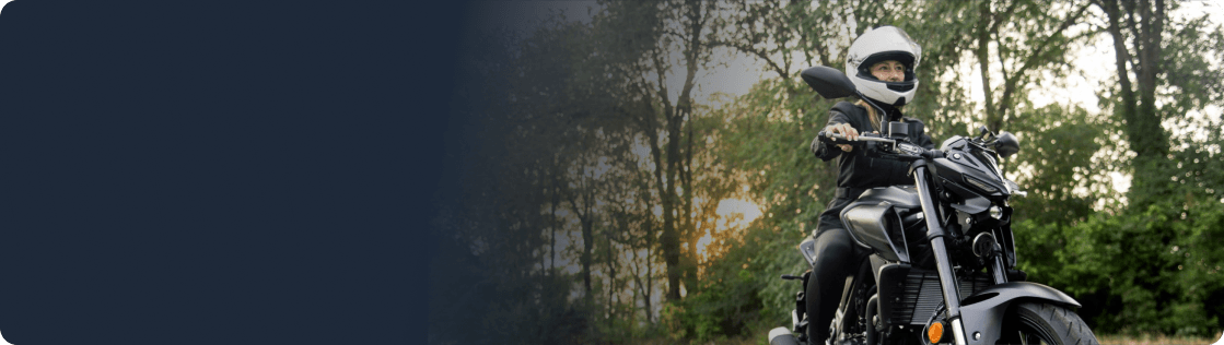 Motocyklista w pełnym stroju ochronnym podczas manewrów na placu manewrowym – egzamin kat. A 2026